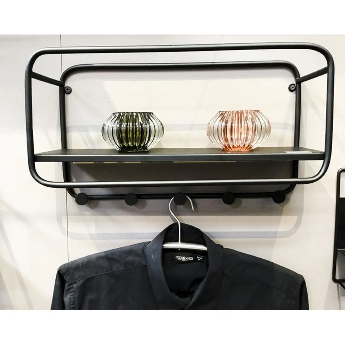 garderobe murale en tube d'acier laqué noir, | 3 Suisses