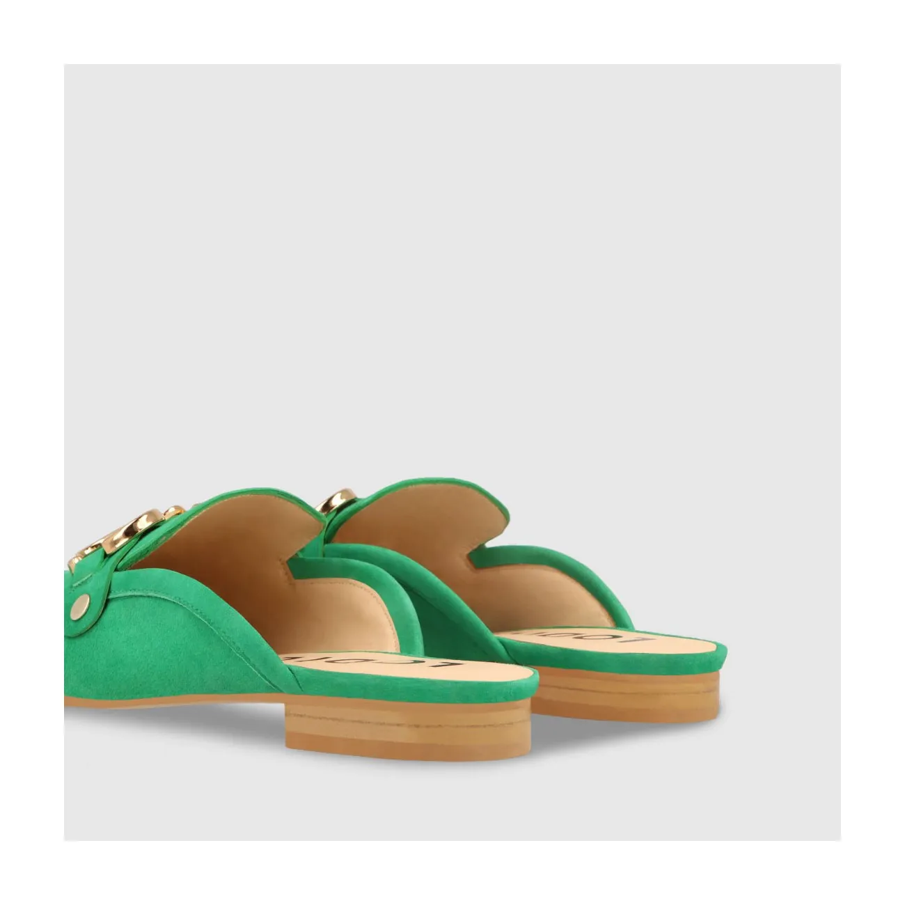 Sabots plats femme en daim de couleur verte ornés d’une boucle | LODI Chaussures pour femme en ligne.