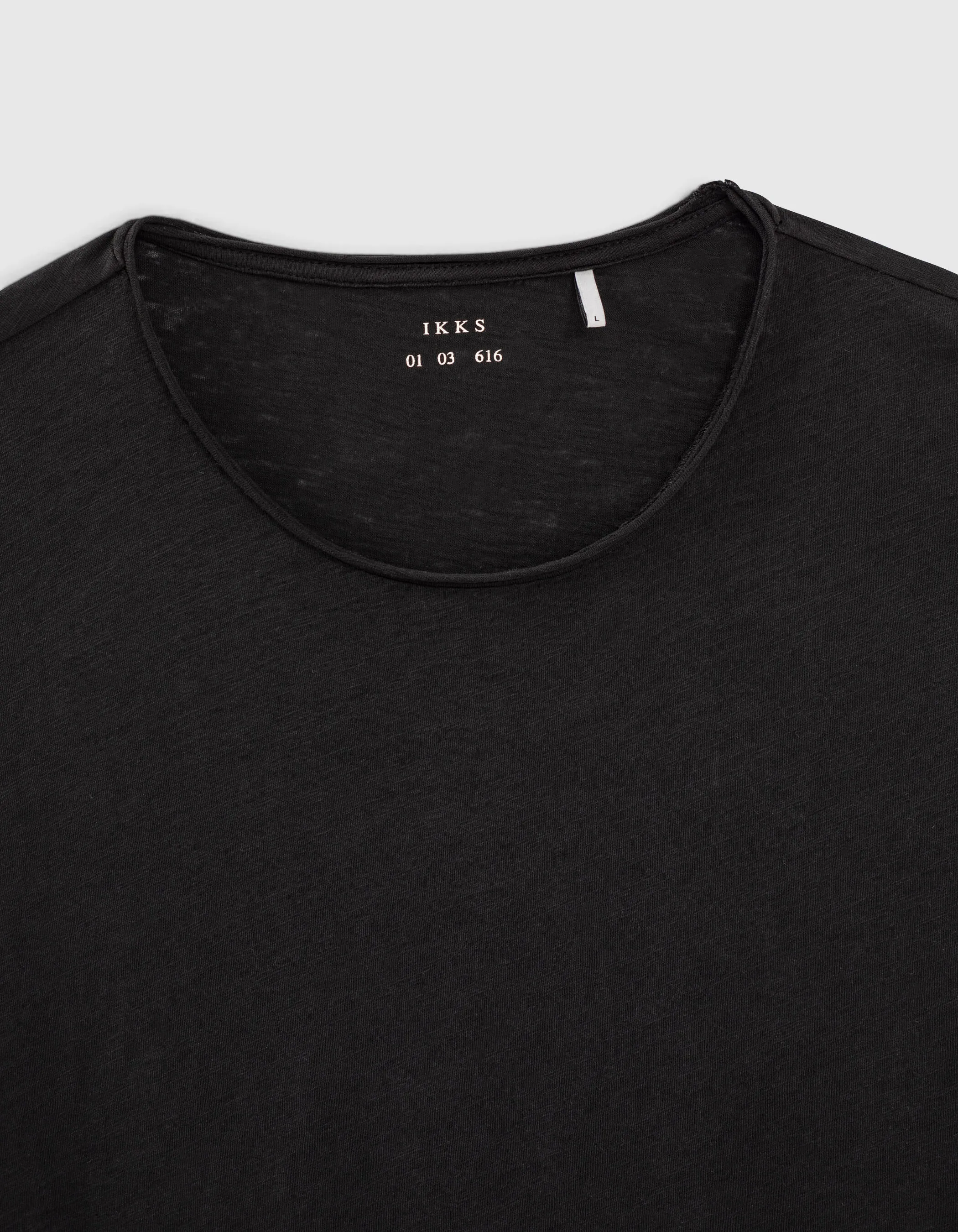 Tee-shirt noir à col rond roulotté Homme